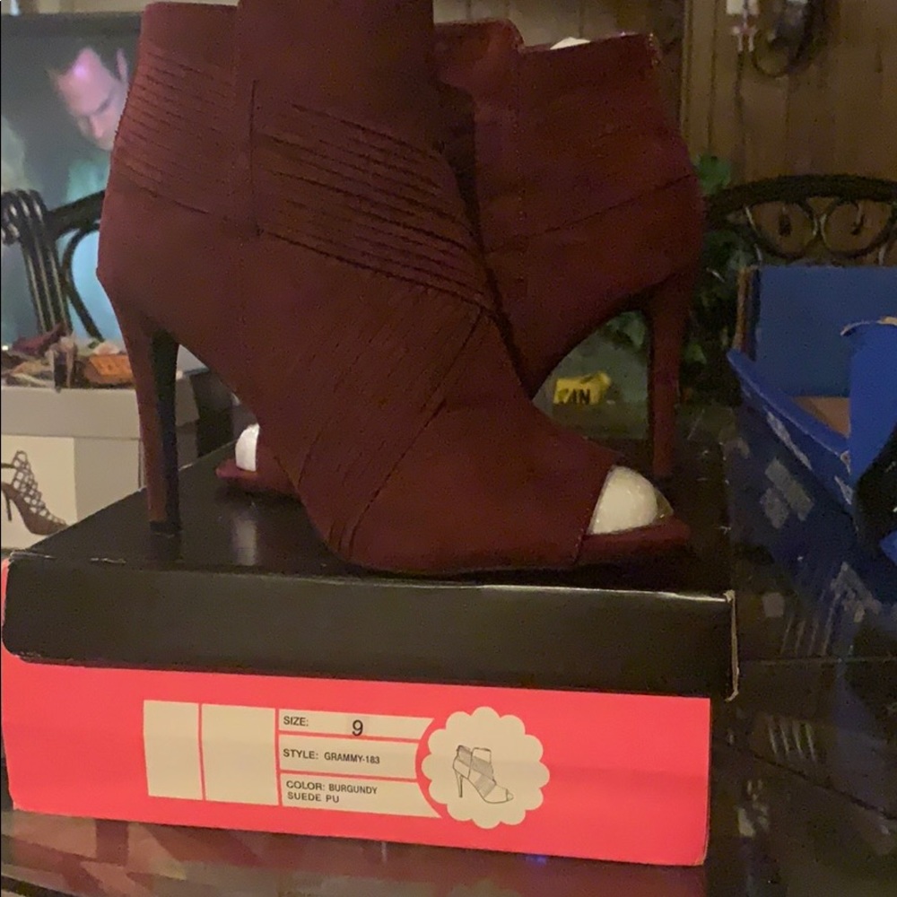 Size 9 maroon heels